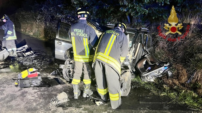 Scontro frontale nella notte a Pistoia: sei feriti, due gravi