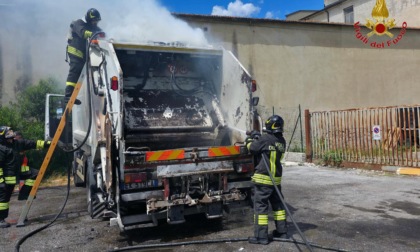 Incendio a Pistoia, camion della raccolta carta in fiamme