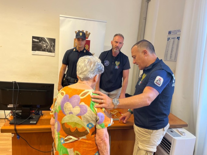 Truffa ad una anziana: via con i gioielli di una 90enne, fermati dalla Polizia