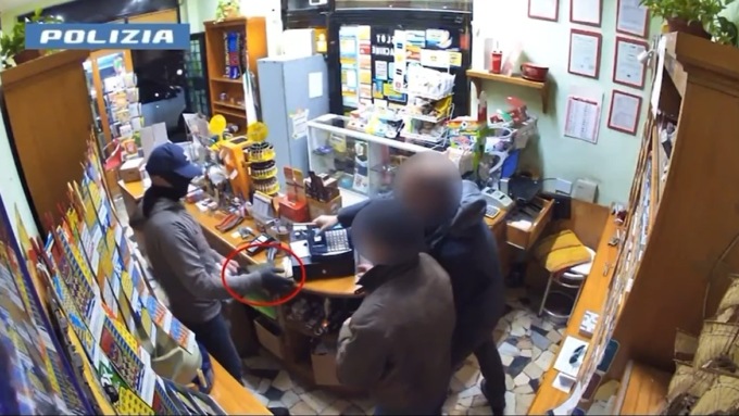 Cinque rapine in 20 giorni: arrestato il volto nascosto dietro i colpi all’Isolotto