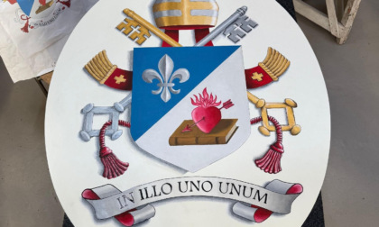 Lo stemma di Papa Leone XIV realizzato dall'opera del Duomo di Firenze