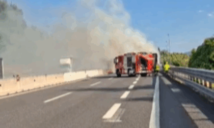 Reggello (Firenze), tir in fiamme sull'A1: traffico in tilt