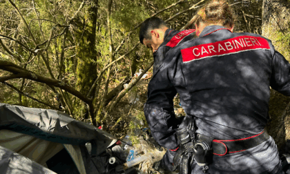 Droga, pusher ferisce carabiniere in bosco a Sinalunga