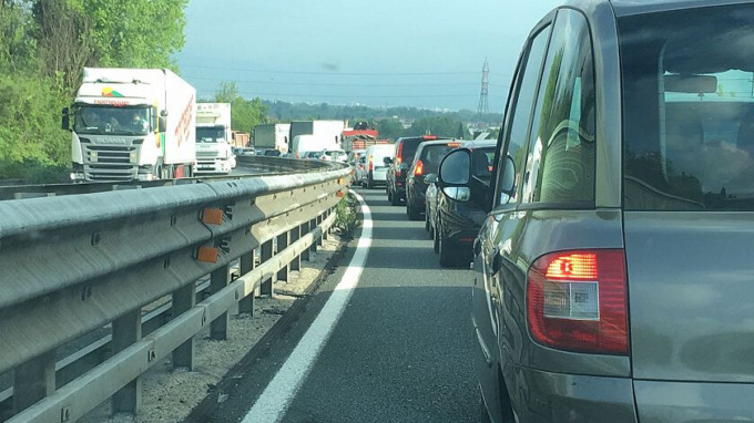 Incidente in Fi-Pi-Li, tre mezzi e uno scooter coinvolti: c’è un ferito grave