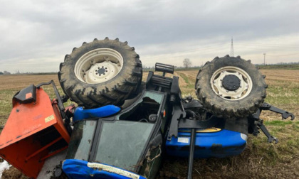 Trattore ribaltato, 88enne muore schiacciato dal mezzo agricolo