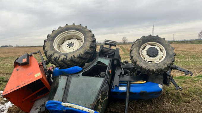Trattore ribaltato, 88enne muore schiacciato dal mezzo agricolo
