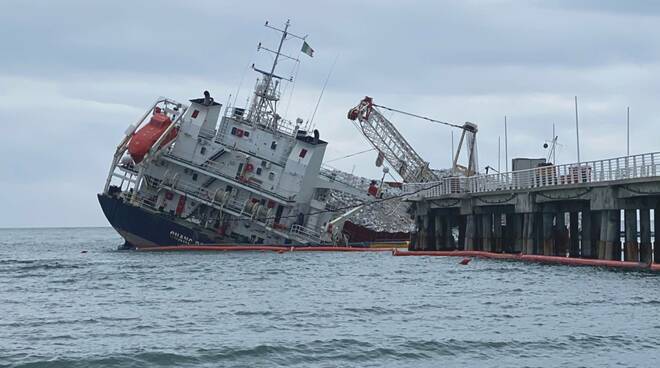 Nave incagliata a Marina di Massa, la data della rimozione è ufficiale