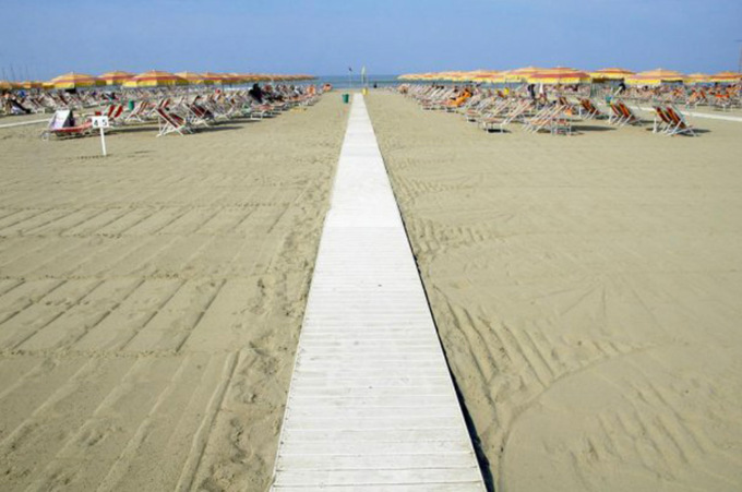 Viareggio, rissa in Passeggiata. Aggredito storico balneare