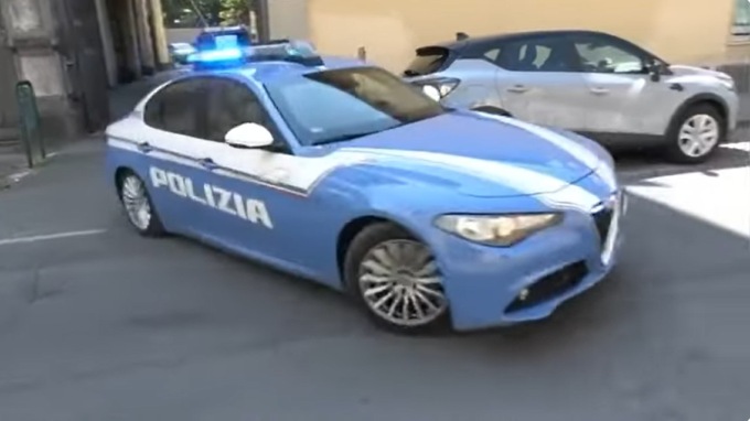 Non si fermano all’alt, la fuga con la droga finisce con tre arresti