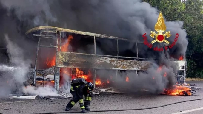 Pullman in fiamme a Calenzano, nessun ferito