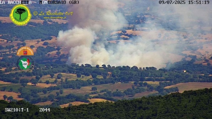 Incendio boschivo in Maremma, in azione tre elicotteri