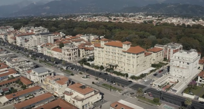Viareggio, maxi-rissa in Passeggiata: un sedicenne ferito
