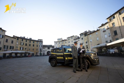 Si finge maresciallo della Finanza per truffare un agriturismo in Garfagnana: denunciato