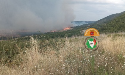 Fulmine innesca rogo boschivo nel Senese