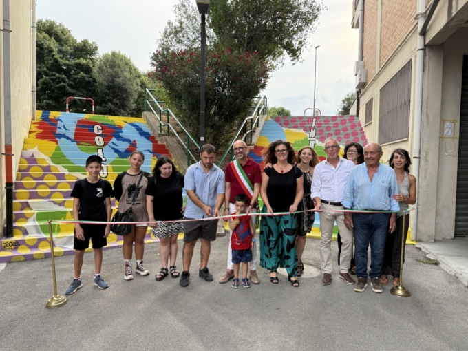 Chiusi scalo (Siena), inaugurate le nuove coloratissime scalette