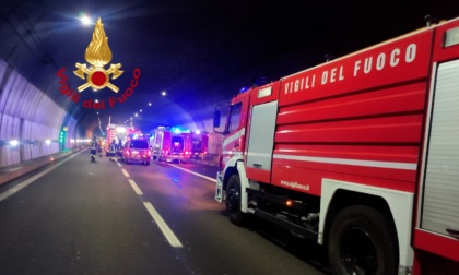 Ancora caos sulla A1, camion in fiamme in galleria