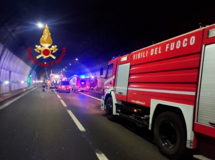 Ancora caos sulla A1, camion in fiamme in galleria
