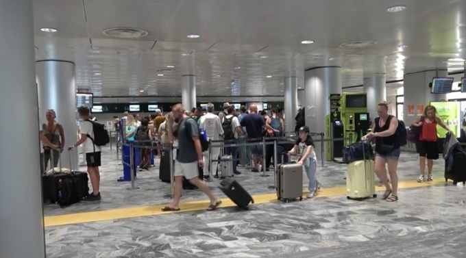 Quasi senza carburante, atterraggio d’emergenza per volo Ryanair