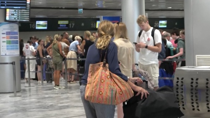 Maltempo, disagi al Galilei: centinaia di passeggeri bloccati