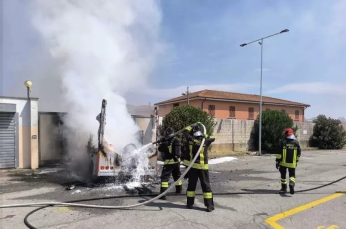 A fuoco van in sosta all’ippodromo salvo il Gp