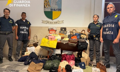 Moda griffata sulle spiagge vip, scoperto il covo degli abusivi. Sequestri per 80mila euro