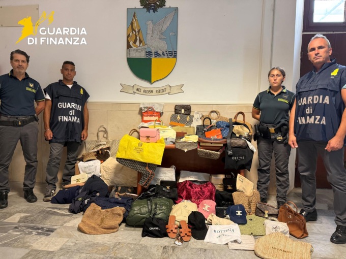 Moda griffata sulle spiagge vip, scoperto il covo degli abusivi. Sequestri per 80mila euro