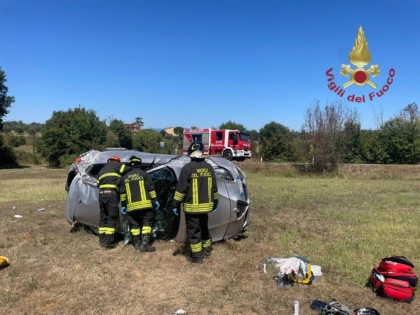 Arezzo, si ribalta con l’auto: grave una donna di 41 anni