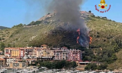 Argentario, fiamme vicine alle case di Porto Ercole
