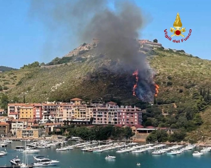 Argentario, fiamme vicine alle case di Porto Ercole
