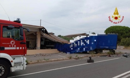 Incidente mortale sull'Aurelia. Camion finisce contro una attività commerciale