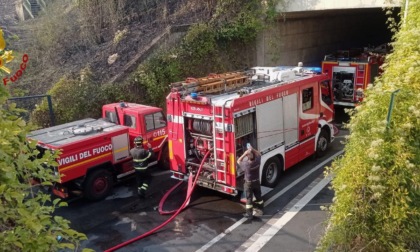 Incendio vicino ai binari, treni fermi sulla Firenze-Prato