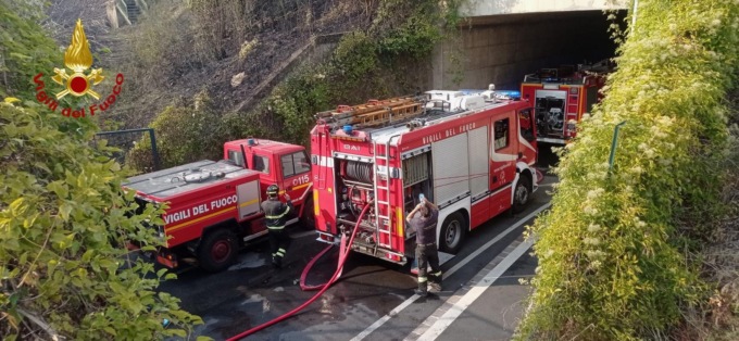 Incendio vicino ai binari, treni fermi sulla Firenze-Prato