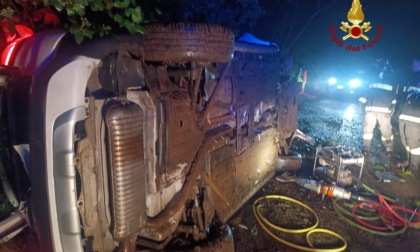 Scarlino, auto si ribalta con due anziani coniugi a bordo
