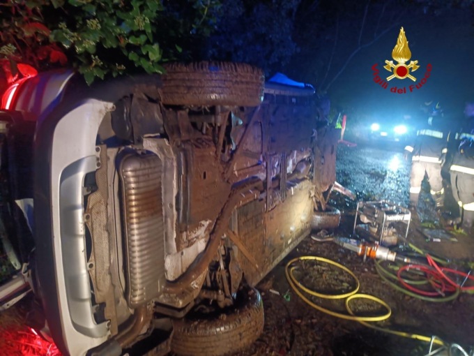 Scarlino, auto si ribalta con due anziani coniugi a bordo