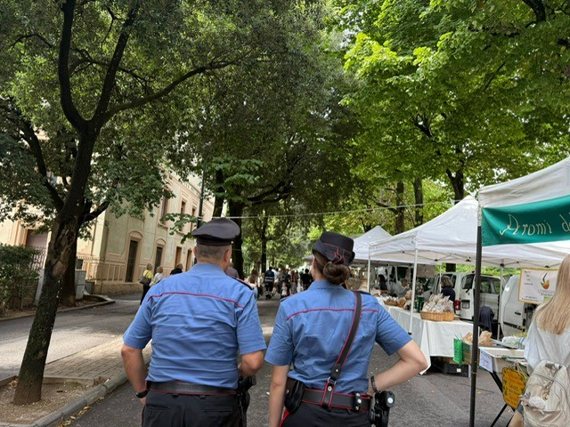 Ladre al mercato, colte sul fatto dai Carabinieri