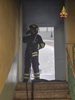 Incendio in appartamento a Rassina, nessun ferito