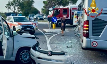 Schiato tra pullman e auto. Un ferito in codice rosso