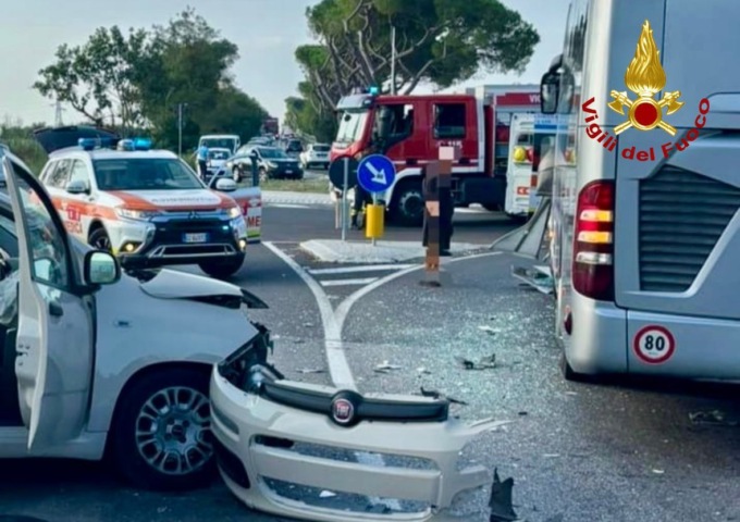 Schiato tra pullman e auto. Un ferito in codice rosso