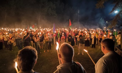Centinaia di fiaccole per ricordare Marah