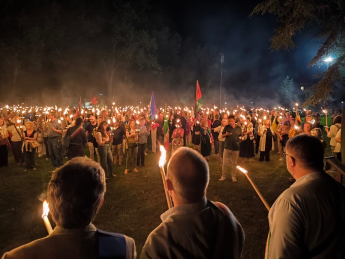 Centinaia di fiaccole per ricordare Marah