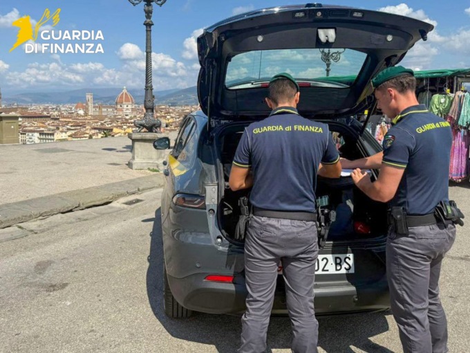 Gioco delle tre carte a Piazzale Michelangelo, smascherato dalla GdF