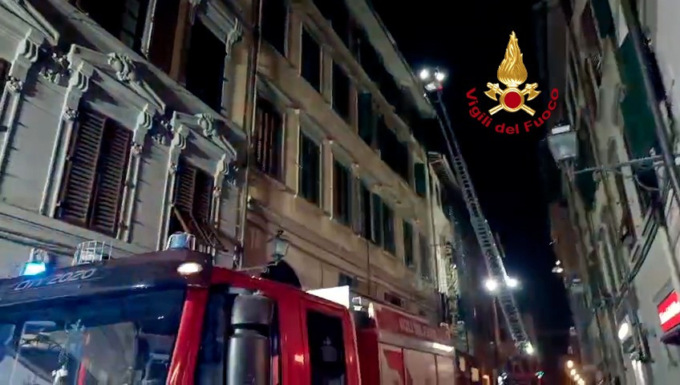 Incendio in un palazzo, persone bloccate dai fumi: 11 evacuati, tra cui 3 bambini
