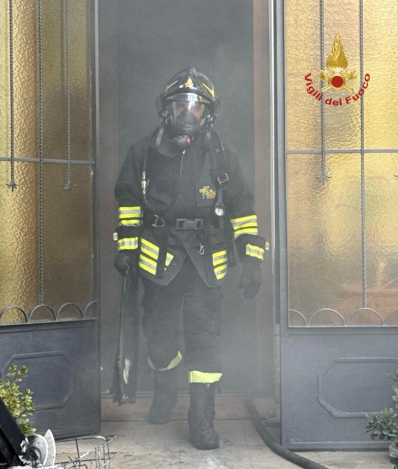 Incendio in un appartamento, vigili del fuoco domano le fiamme
