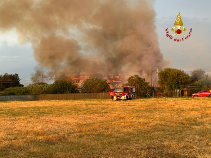 Vasto incendio lungo la linea ferroviaria, salve le case