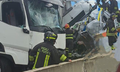 Frontale in A1, tre morti e 18 feriti
