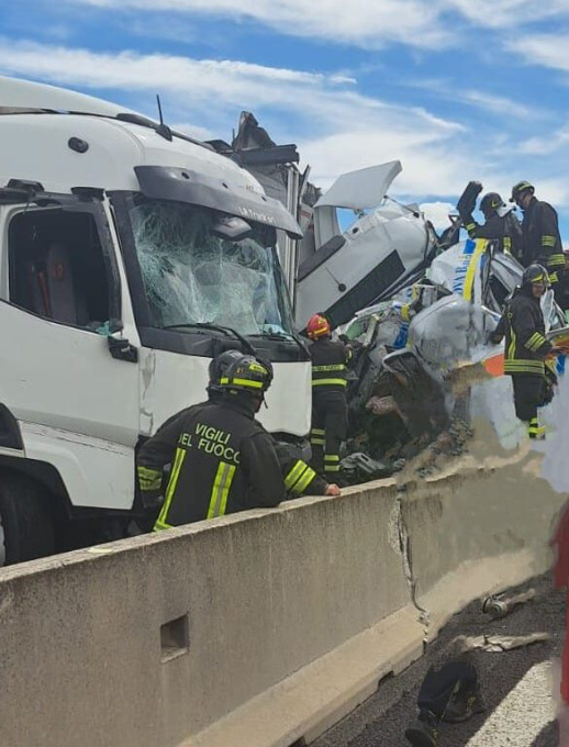 Frontale in A1, tre morti e 18 feriti