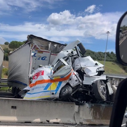 Incidente sul tratto aretino dell’A1: un altare in memoria delle tre vittime