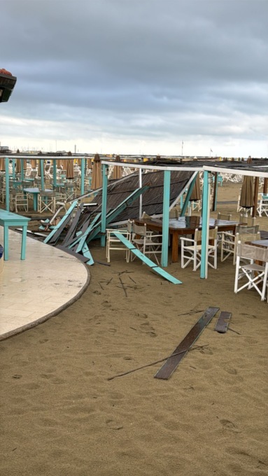 Toscana travolta dal maltempo: alberi caduti, allagamenti e una nave alla deriva a Livorno