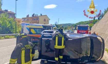 Capolona (Arezzo), si ribalta con l'auto: ferito