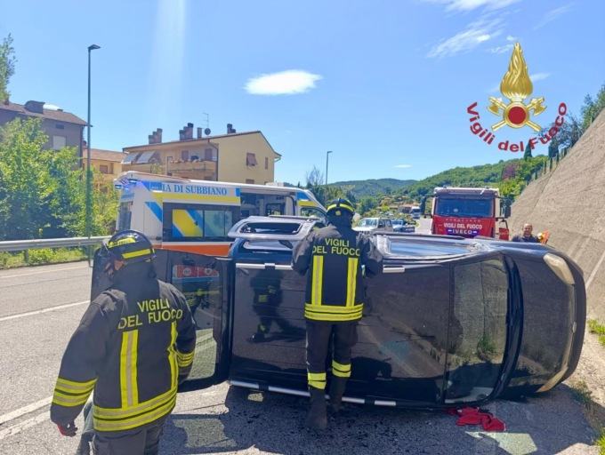 Capolona (Arezzo), si ribalta con l’auto: ferito